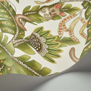 Detail van het Cole and Son Ardmore Jabula behang met een bush baby tussen groene bladeren en decoratieve patronen.