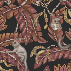 Illustratief behangontwerp van Cole and Son met bush baby's tussen gestileerde bladeren en botanische vormen in rood-, goud- en bruintinten op een zwarte achtergrond.