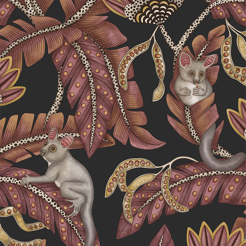Illustratief behangontwerp van Cole and Son met bush baby's tussen gestileerde bladeren en botanische vormen in rood-, goud- en bruintinten op een zwarte achtergrond.