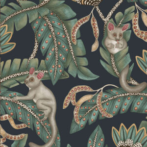 Illustratief behangontwerp van Cole and Son met bush babies tussen fantasierijke bladeren en patronen op een donkere achtergrond.