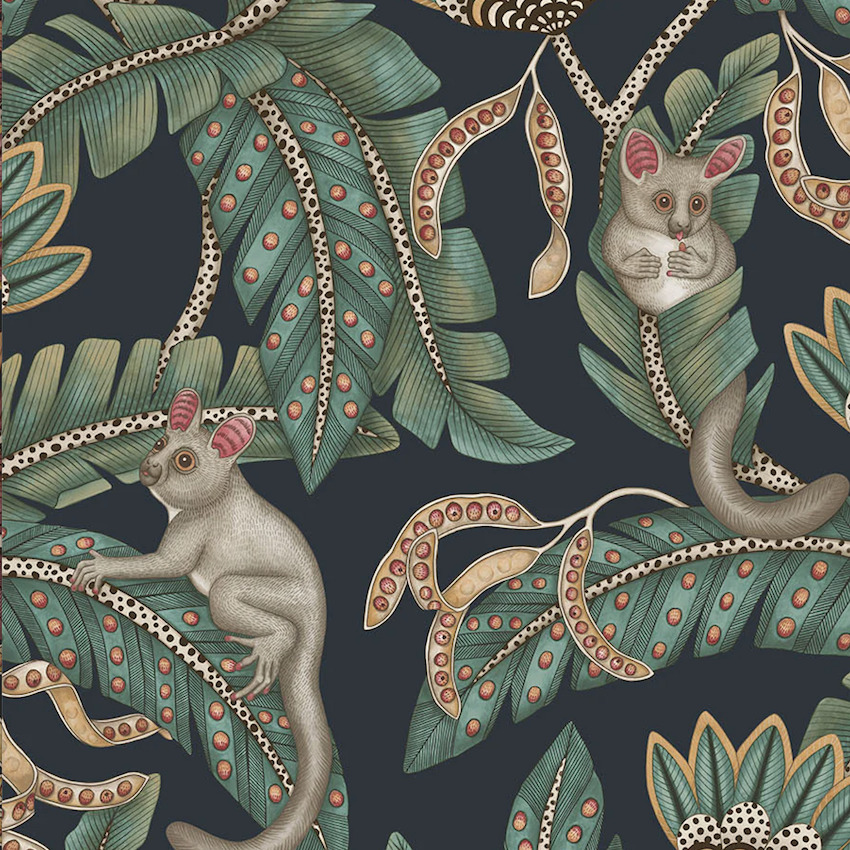 Illustratief behangontwerp van Cole and Son met bush babies tussen fantasierijke bladeren en patronen op een donkere achtergrond.