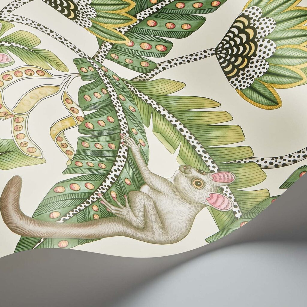 Illustratief behangontwerp van Cole and Son met een bush baby tussen tropische bladeren en bloemen uit de Ardmore Jabula collectie.
