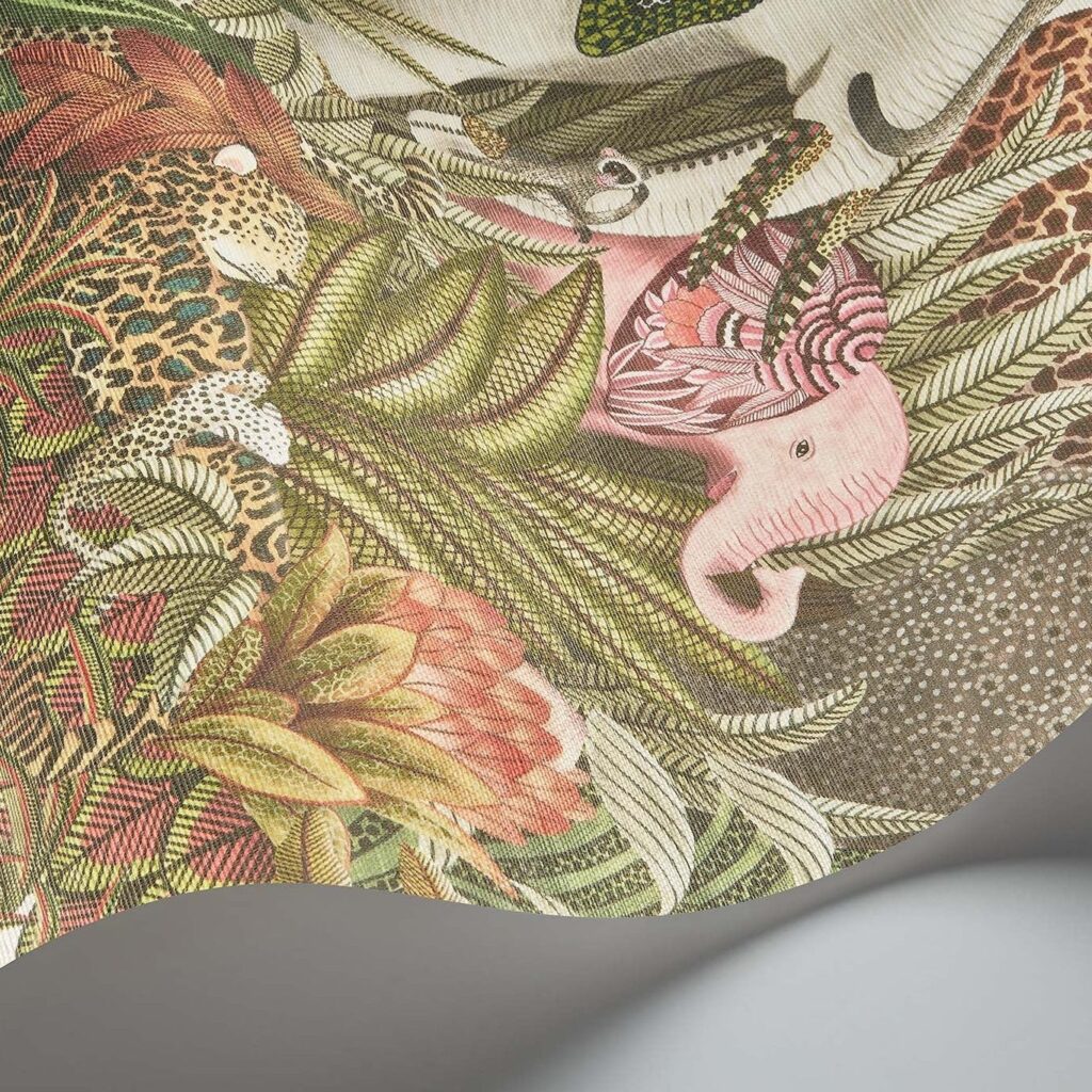 Detail van het Cole and Son Ardmore Jabula behang met kleurrijke jungleprints, waaronder een roze olifant, luipaard, flamingo en weelderige bladeren.