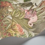 Detail van het Cole and Son Ardmore Jabula behang met kleurrijke jungleprints, waaronder een roze olifant, luipaard, flamingo en weelderige bladeren.