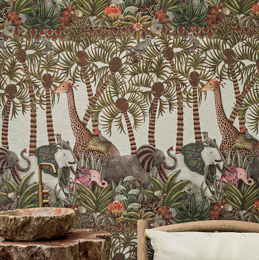 Decoratief Cole and Son Ardmore Jabula behang met kleurrijke jungle-afbeeldingen van giraffen, olifanten en tropische planten.
