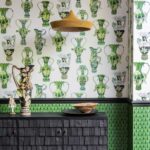 Woonkamer met Cole and Son Ardmore Khulu Vases behang in groentinten, met decoratieve vazen en dierenmotieven.