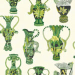 Behangpatroon met groene Ardmore Khulu Vases van Cole and Son, versierd met exotische dieren en bladeren.