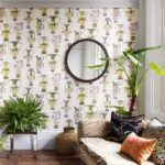 Woonkamer met Cole and Son Ardmore Khulu Vases behang en tropische planten in een kleurrijk, eclectisch interieur.