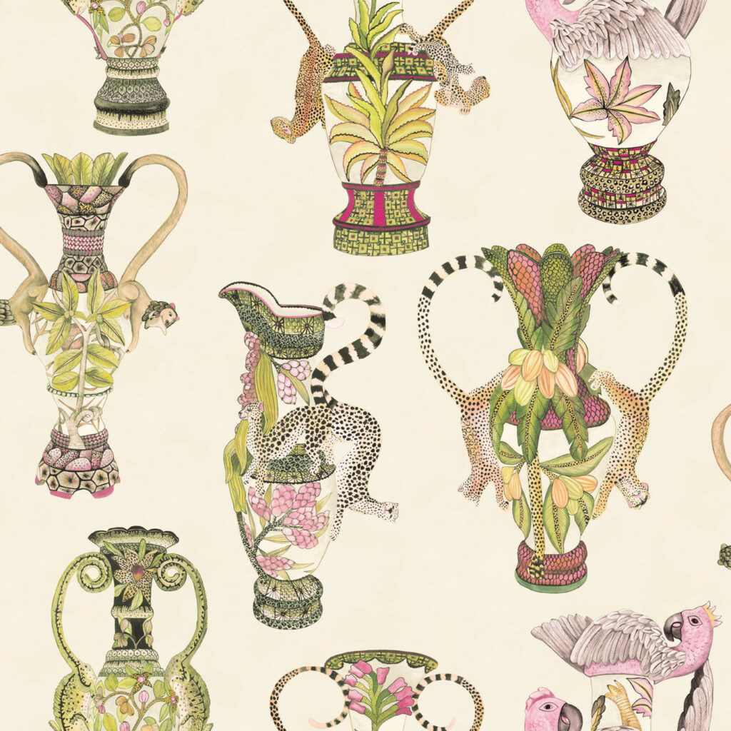 Decoratief behang van Cole and Son met kleurrijke Khulu-vazen, omringd door exotische dieren zoals luipaarden en apen in een fantasievolle stijl.