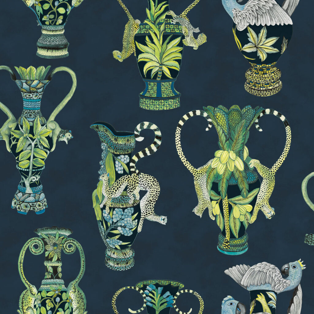 Behangontwerp met decoratieve vaassen versierd met dieren, planten en Afrikaanse motieven op een donkerblauwe achtergrond.
