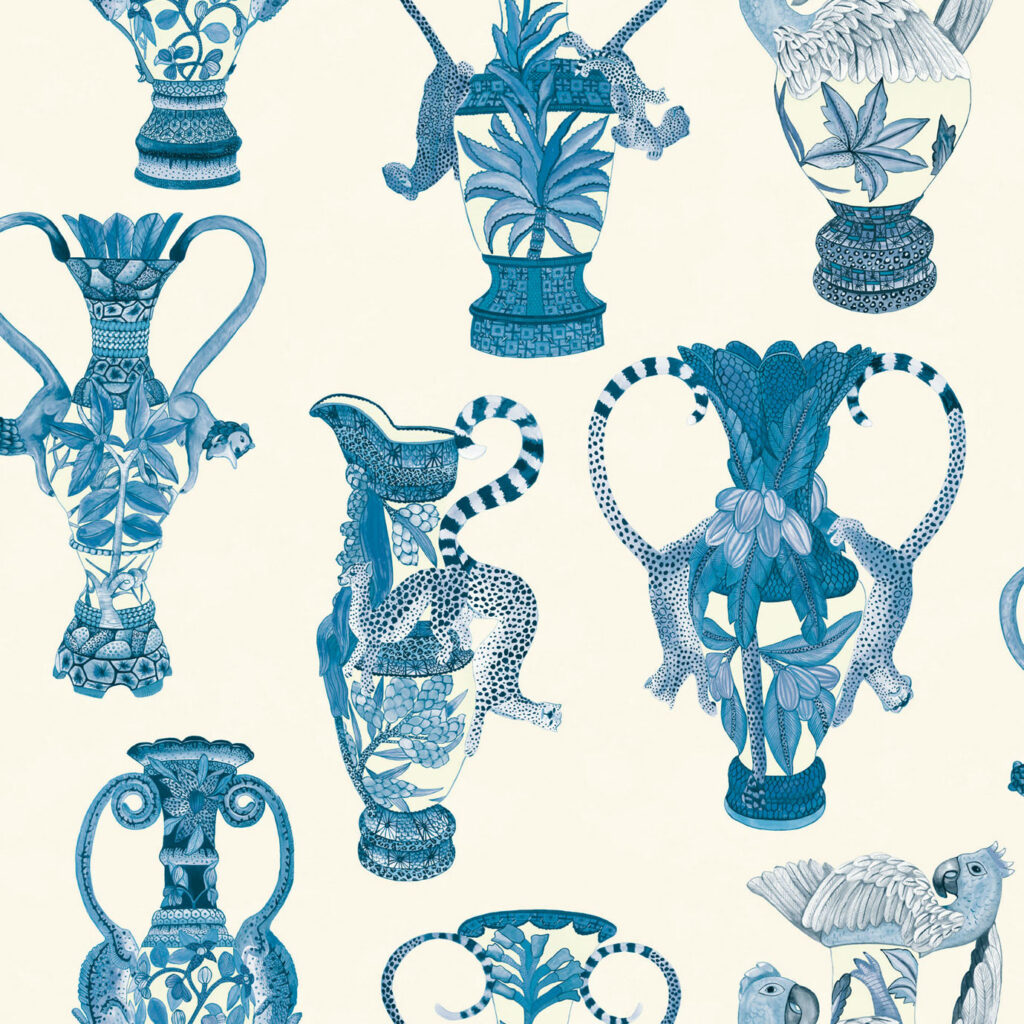 Behangpatroon met blauwe Ardmore Khulu Vases versierd met dieren, planten en exotische details op een crèmekleurige achtergrond.