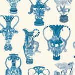 Behangpatroon met blauwe Ardmore Khulu Vases versierd met dieren, planten en exotische details op een crèmekleurige achtergrond.