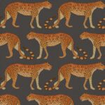 Illustratie van het Ardmore Leopard Walk behang van Cole and Son met herhalend patroon van gestileerde luipaarden op een donkere achtergrond.