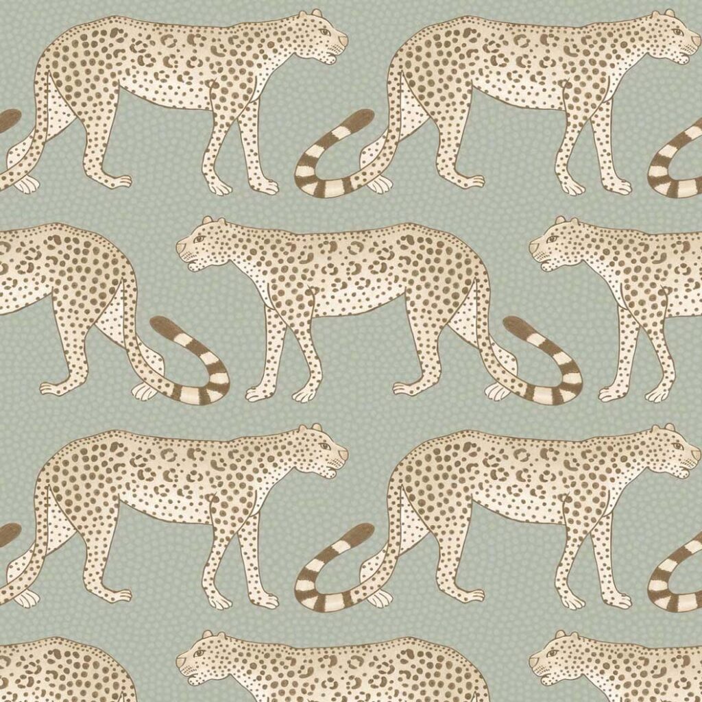 Behangpatroon met gestileerde lopende luipaarden in beige en bruintinten op een grijsgroene achtergrond.