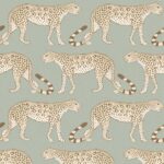 Behangpatroon met gestileerde lopende luipaarden in beige en bruintinten op een grijsgroene achtergrond.