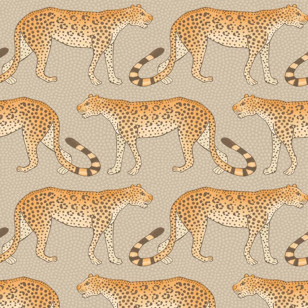 Illustratief behangpatroon van Cole and Son met lopende luipaarden op een beige achtergrond.