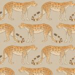Illustratief behangpatroon van Cole and Son met lopende luipaarden op een beige achtergrond.