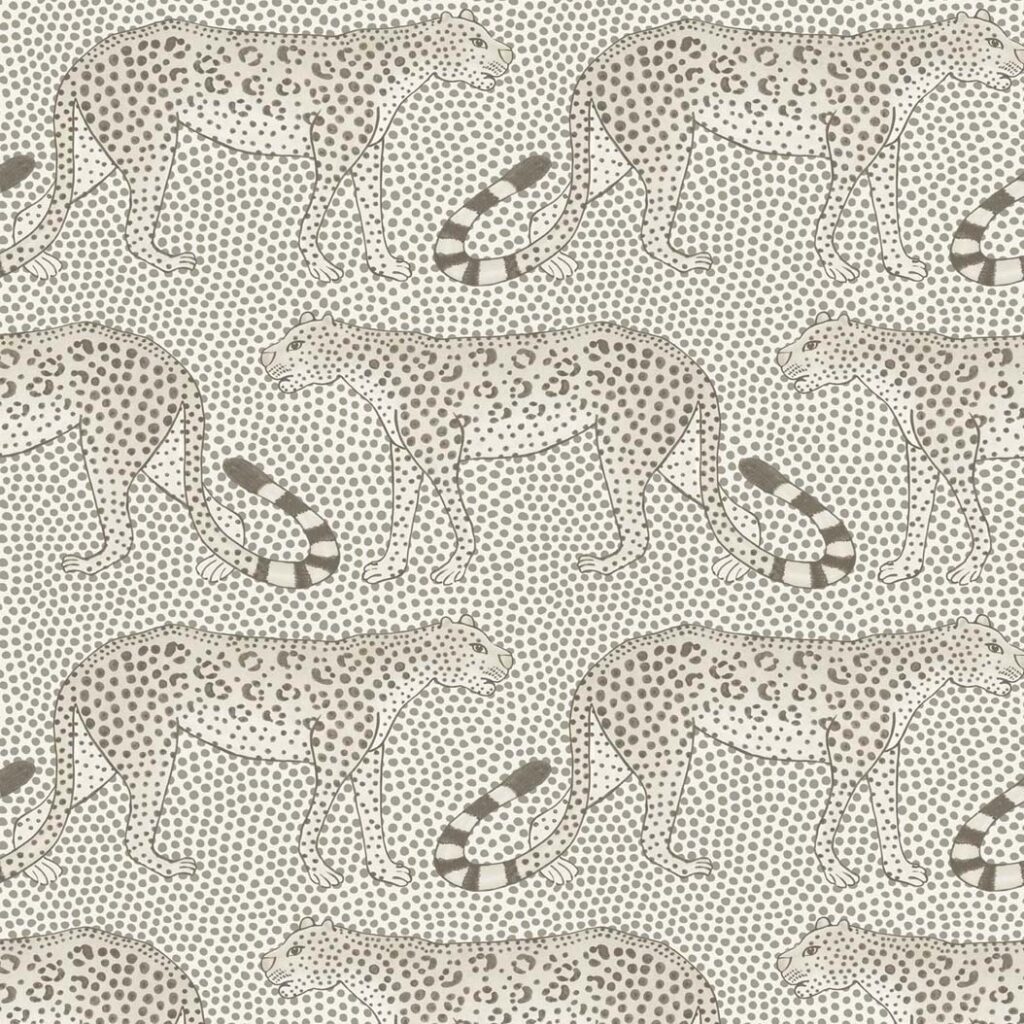 Behangpatroon Cole and Son Ardmore Leopard Walk met gestileerde luipaarden en stippen in neutrale tinten.
