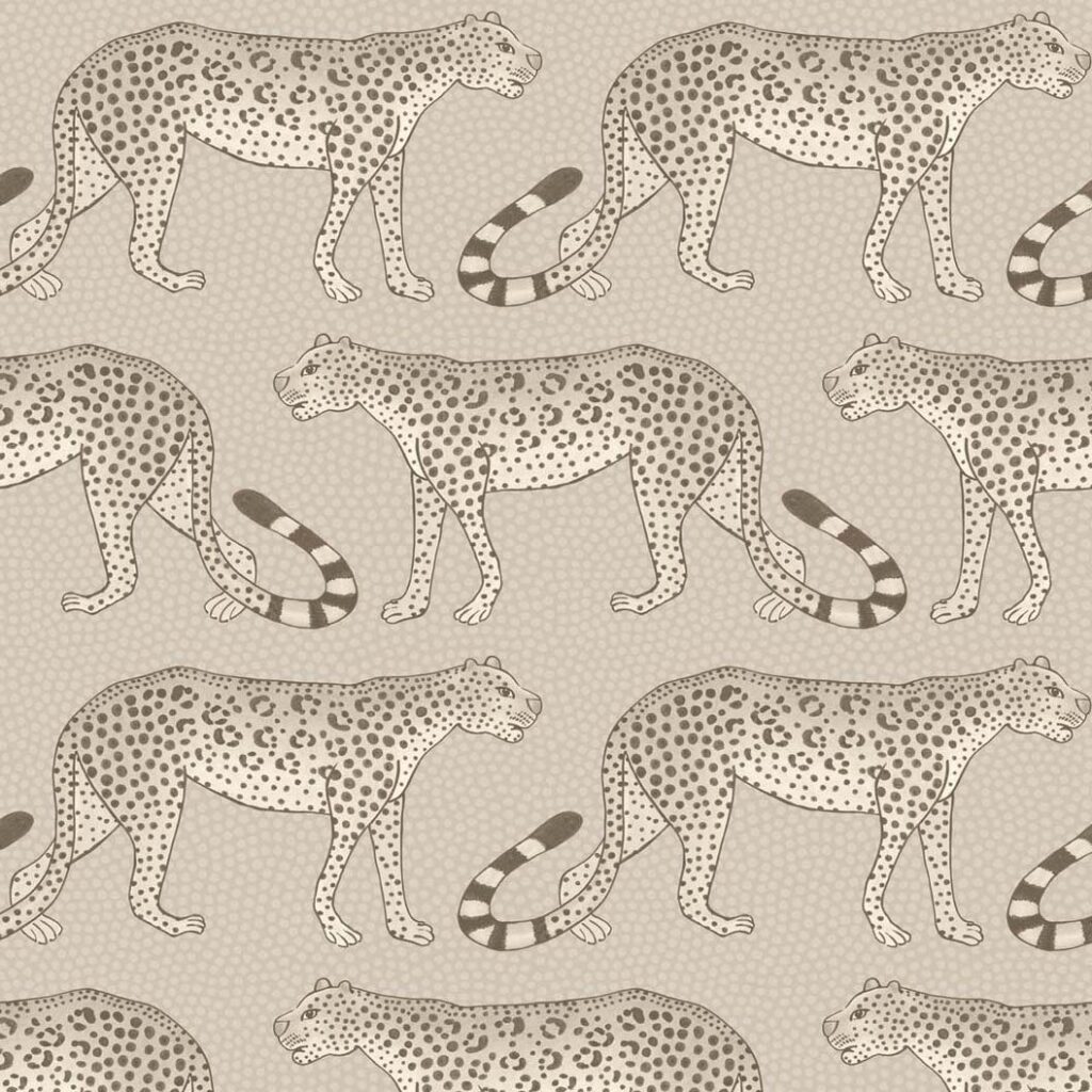 Beige behang met een herhalend patroon van getekende luipaarden uit de Cole and Son Ardmore Leopard Walk collectie.