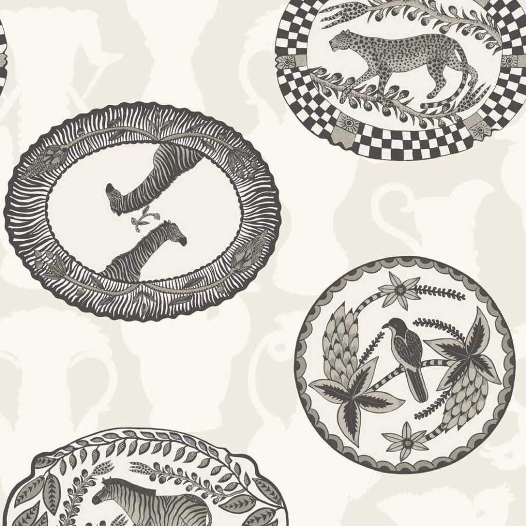 Zwart-wit Cole and Son-behang Ardmore Matrinah 109/4019 met illustraties van Afrikaanse dieren en planten in decoratieve ovalen en cirkels.