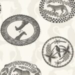 Zwart-wit Cole and Son-behang Ardmore Matrinah 109/4019 met illustraties van Afrikaanse dieren en planten in decoratieve ovalen en cirkels.