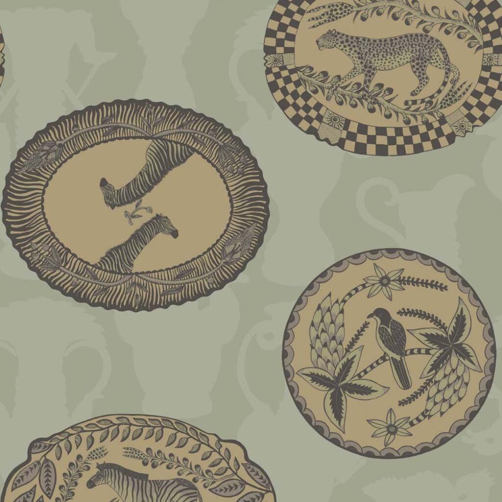 Decoratief Cole and Son Ardmore Matrinah behang met Afrikaanse dieren en planten in ovale en ronde patronen op een lichtgroene achtergrond.