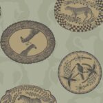 Decoratief Cole and Son Ardmore Matrinah behang met Afrikaanse dieren en planten in ovale en ronde patronen op een lichtgroene achtergrond.