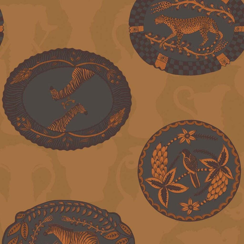 Behangpatroon uit de Cole & Son Ardmore Matrinah-collectie met sierlijke illustraties van dieren en planten in aardetinten.