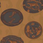 Behangpatroon uit de Cole & Son Ardmore Matrinah-collectie met sierlijke illustraties van dieren en planten in aardetinten.