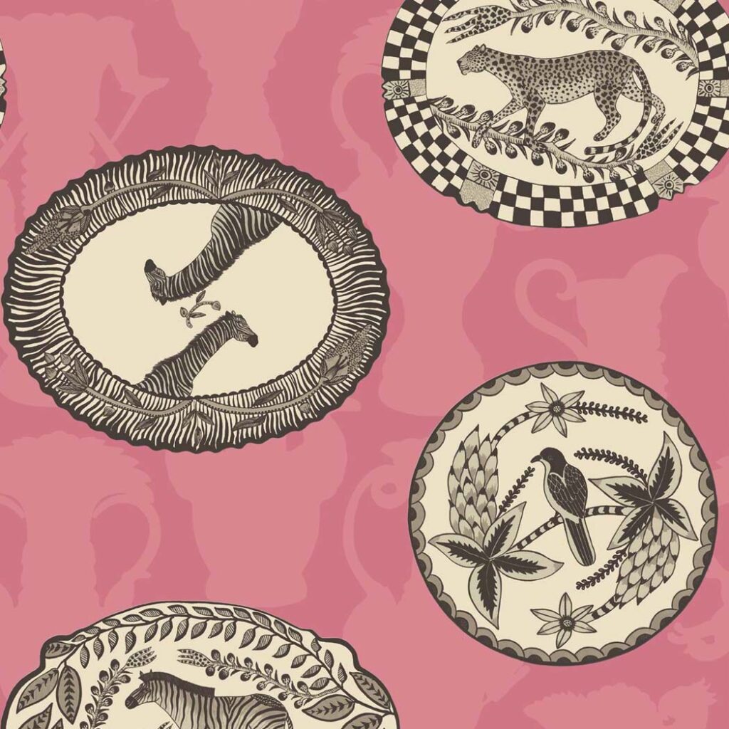 Illustratief behang met Afrikaanse dieren en planten in decoratieve ovalen en cirkels op een roze achtergrond.