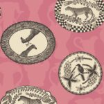 Illustratief behang met Afrikaanse dieren en planten in decoratieve ovalen en cirkels op een roze achtergrond.