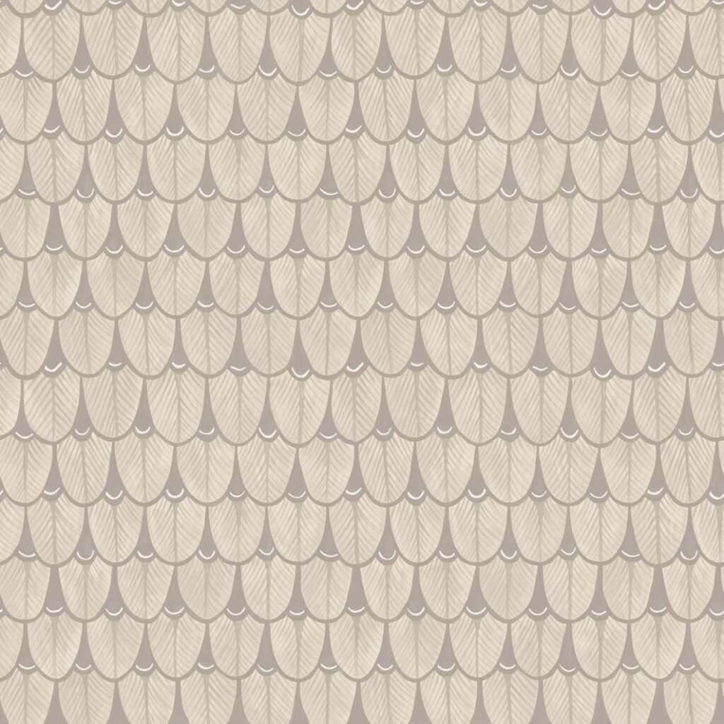 Beige Cole & Son Ardmore Narina 109/10049 behang met een herhalend patroon van gestileerde schubvormige bladeren.