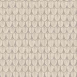 Beige Cole & Son Ardmore Narina 109/10049 behang met een herhalend patroon van gestileerde schubvormige bladeren.