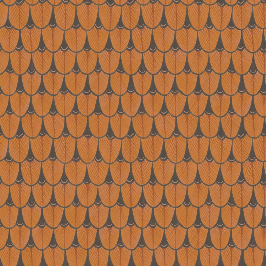Oranje en zwarte Ardmore Narina 109/10050 behangprint met een patroon van overlappende gestileerde veren.