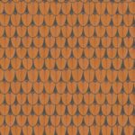 Oranje en zwarte Ardmore Narina 109/10050 behangprint met een patroon van overlappende gestileerde veren.