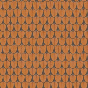 Oranje en zwarte Ardmore Narina 109/10050 behangprint met een patroon van overlappende gestileerde veren.