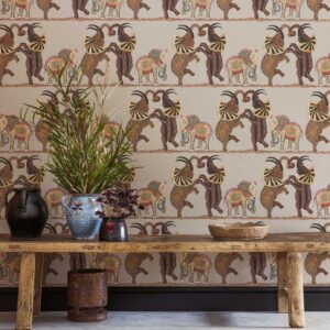 Decoratief Cole & Son Ardmore Safari Dance behang met kleurrijke, gestileerde dierenfiguren tegen een beige achtergrond.