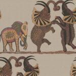 Decoratief behang met gestileerde dansende dieren in Afrikaanse patronen uit de Ardmore Safari Dance collectie van Cole and Son.