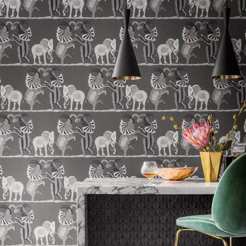 Grijs behang uit de Cole & Son Ardmore Safari Dance collectie met decoratieve dierenmotieven in zwart-wit.