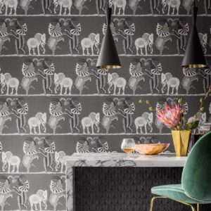 Grijs behang uit de Cole & Son Ardmore Safari Dance collectie met decoratieve dierenmotieven in zwart-wit.