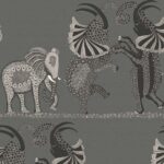 Grijs behang met gestileerde, dansende dieren zoals olifanten en antilopes uit het Cole and Son Ardmore Safari Dance ontwerp.