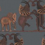 Decoratief behang van Cole and Son met gestileerde olifanten en antilopen in aardetinten op een donkerblauwe achtergrond.