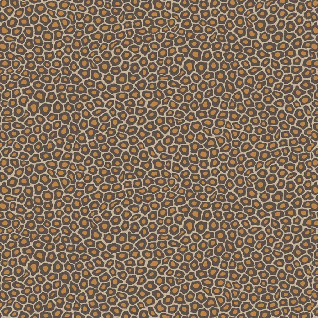 Behangpatroon Cole and Son Ardmore Senzo Spot 109/6027 met een dierlijk stippenmotief in bruin, oranje en beige.