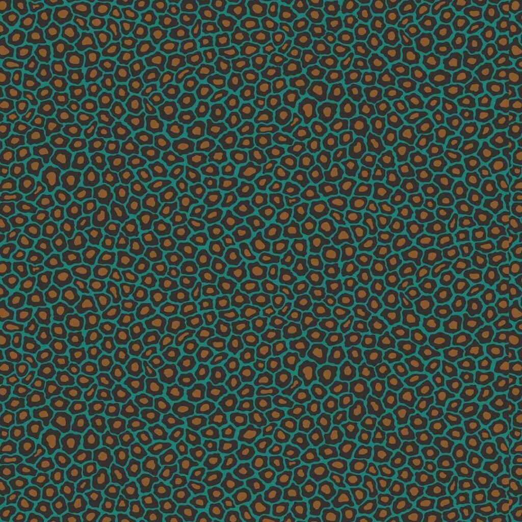 Behang met een organisch luipaardachtig patroon in bruin en turquoise uit de Cole and Son Ardmore Senzo Spot collectie.