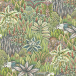 Gedetailleerd behangontwerp "Ardmore Singita 109/7034" van Cole and Son met exotische dieren en weelderige tropische planten in aardse tinten.
