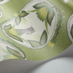 Behang uit de Cole & Son Cameos Ardmore collectie met een luipaard en tropische bladeren in groen tinten.