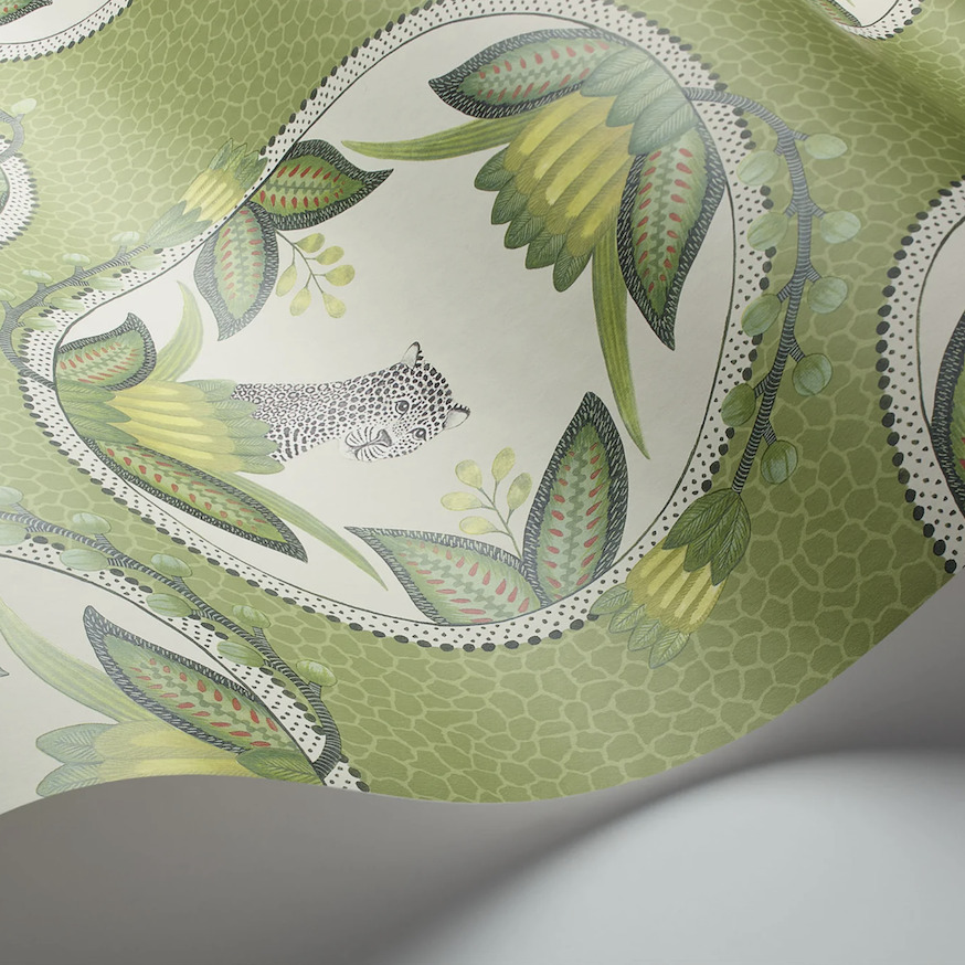 Behang uit de Cole & Son Cameos Ardmore collectie met een luipaard en tropische bladeren in groen tinten.