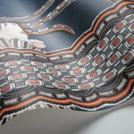 Gedetailleerd uitzicht op het kleurrijke en grafisch patroon van het Cole and Son behang uit de Jabu Ardmore collectie.