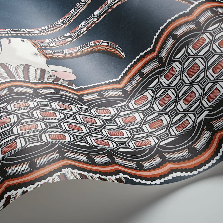 Gedetailleerd uitzicht op het kleurrijke en grafisch patroon van het Cole and Son behang uit de Jabu Ardmore collectie.