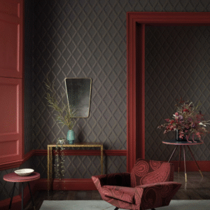 Interieur met Cole and Son-behang in Pompeian-stijl, roodtinten en goudaccenten.